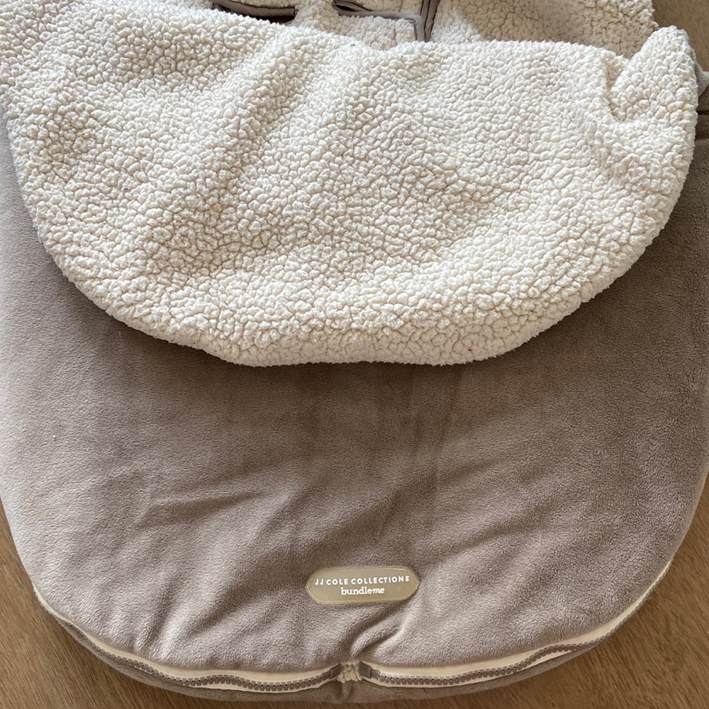 JJ Cole Bundle Me car seat cover Beige